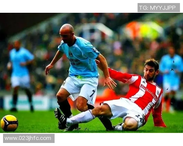 足球撞栏杆的瞬间反思与启示：运动安全与技术提升的双重考量