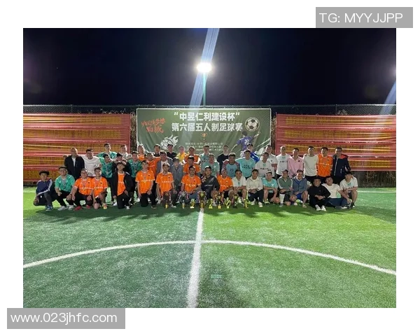 足球的魅力与团队精神探讨球场上的合作与竞争之道 足球的魅力与团队精神探讨球场上的合作与竞争之道