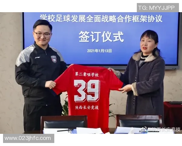 足球慈善鞋助力青少年梦想传递温暖与希望的力量